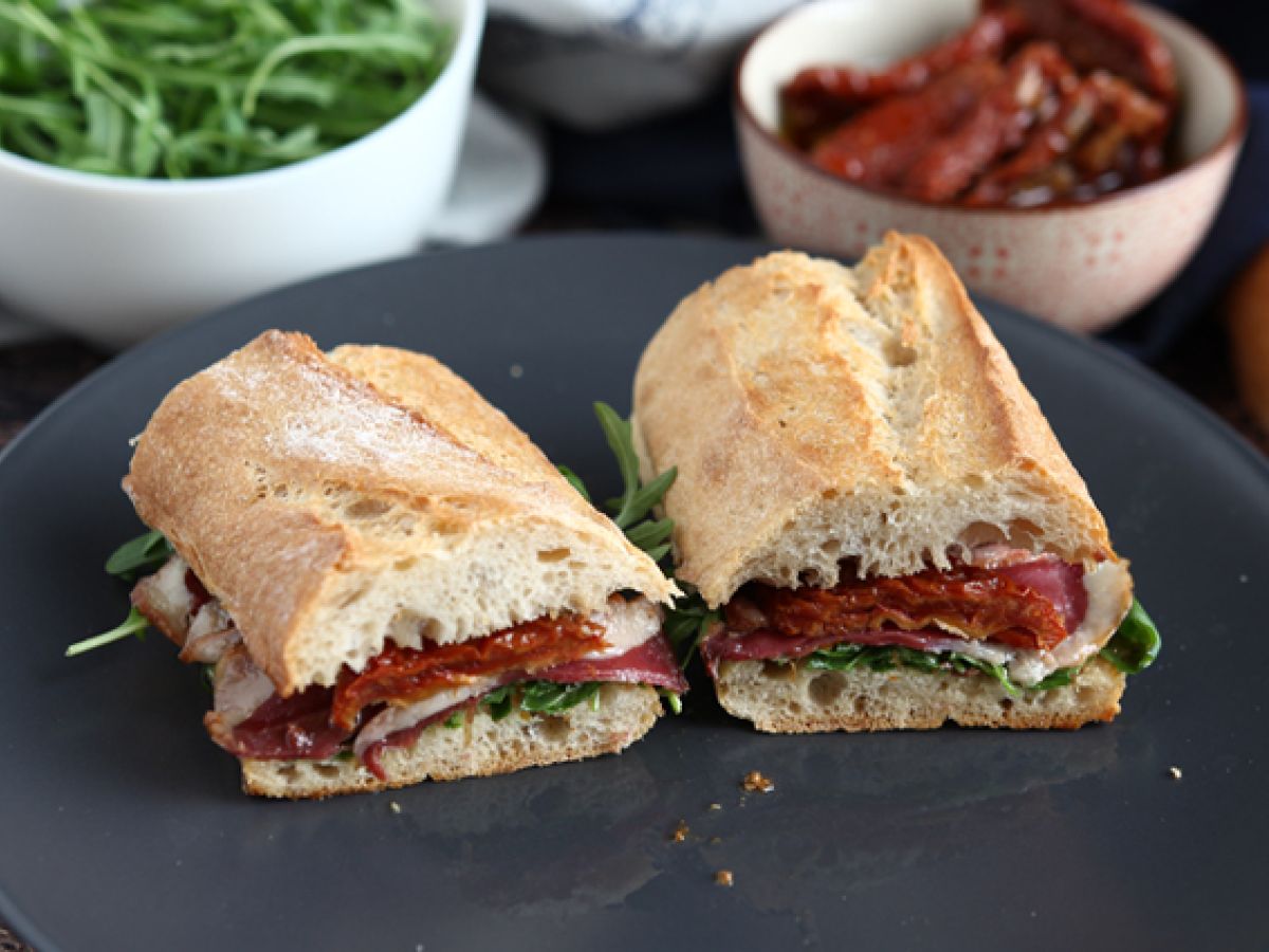 Sandwich med rökt ankbröst, soltorkade tomater, ruccola och balsamvinäger