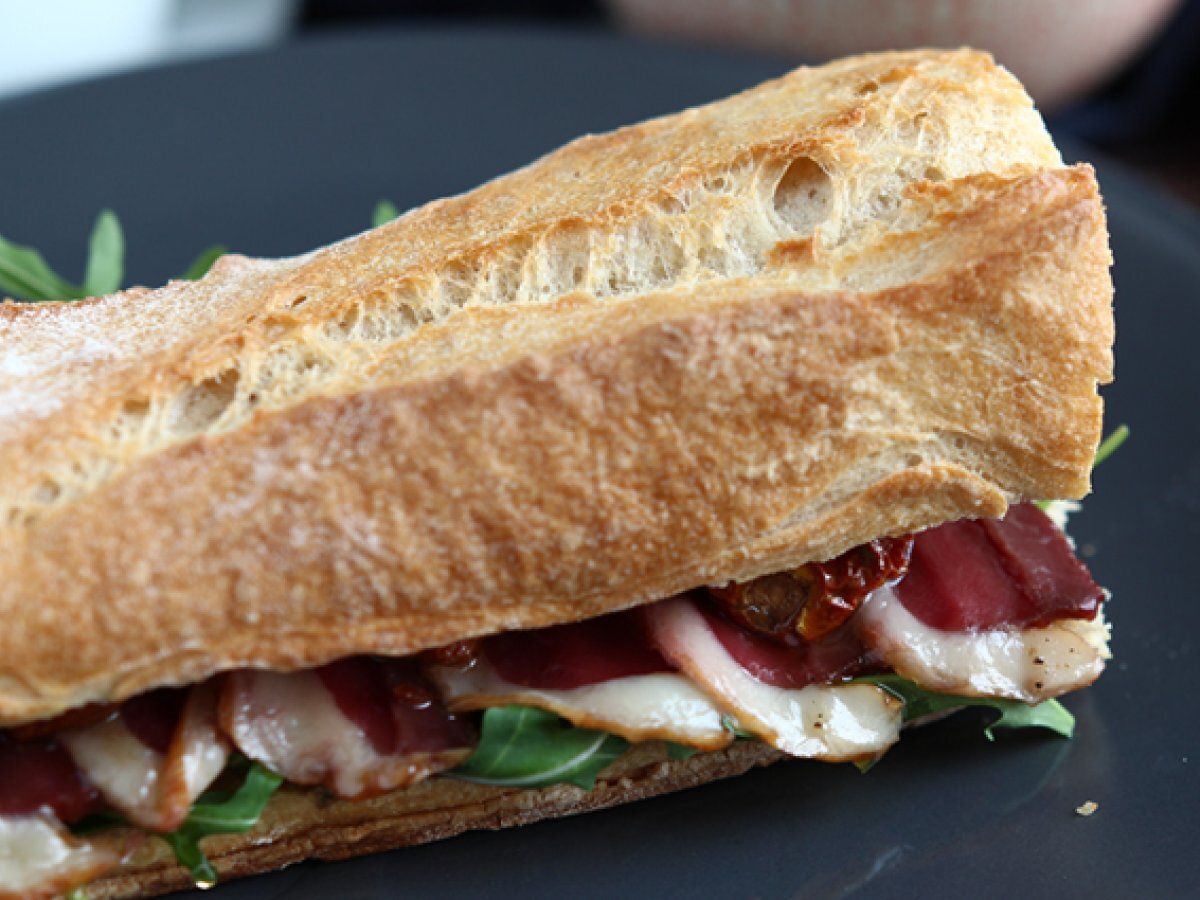 Sandwich med rökt ankbröst, soltorkade tomater, ruccola och balsamvinäger - foto 2