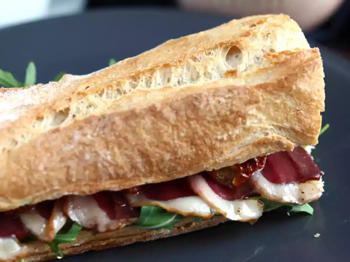 Sandwich med rökt ankbröst, soltorkade tomater, ruccola och balsamvinäger - foto 2