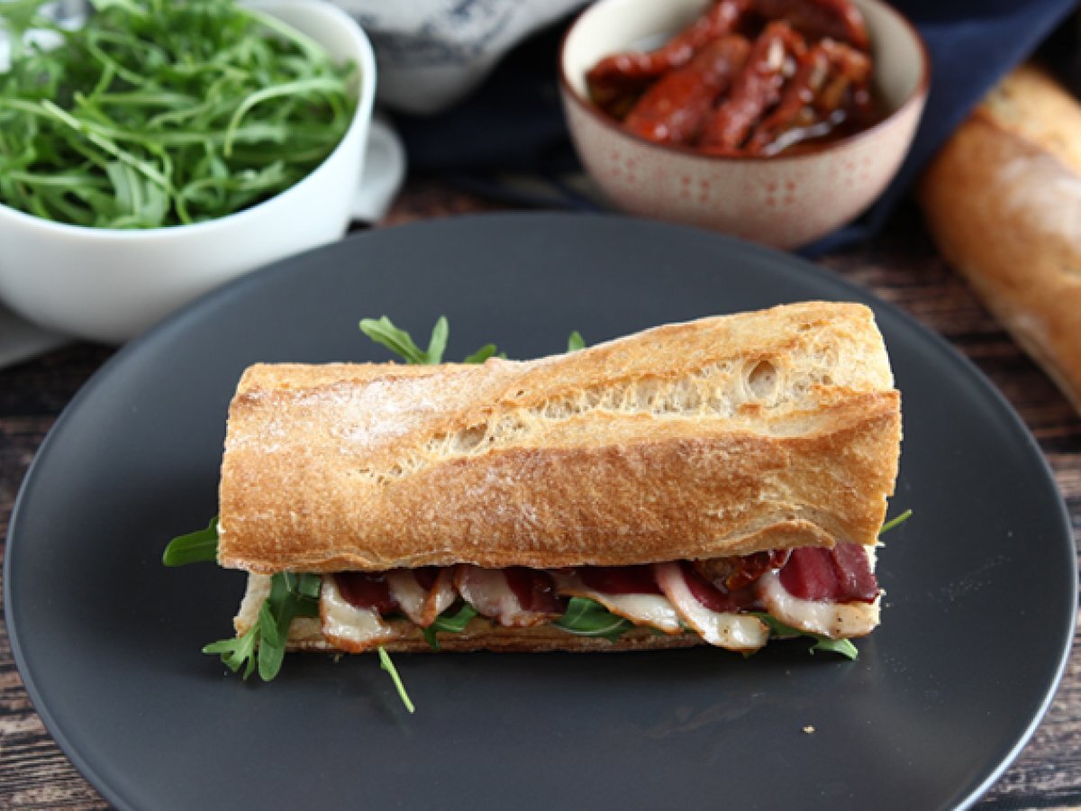 Sandwich med rökt ankbröst, soltorkade tomater, ruccola och balsamvinäger - foto 3
