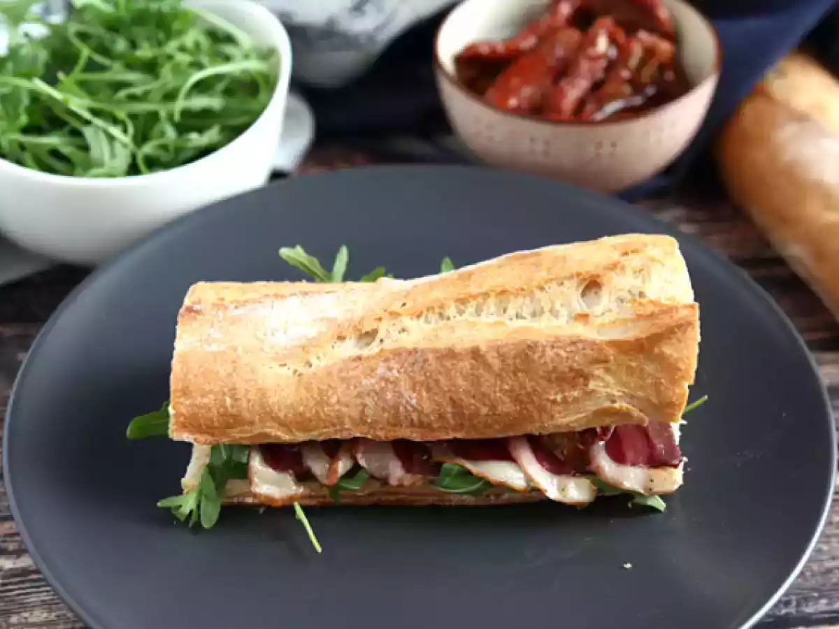 Sandwich med rökt ankbröst, soltorkade tomater, ruccola och balsamvinäger - foto 3