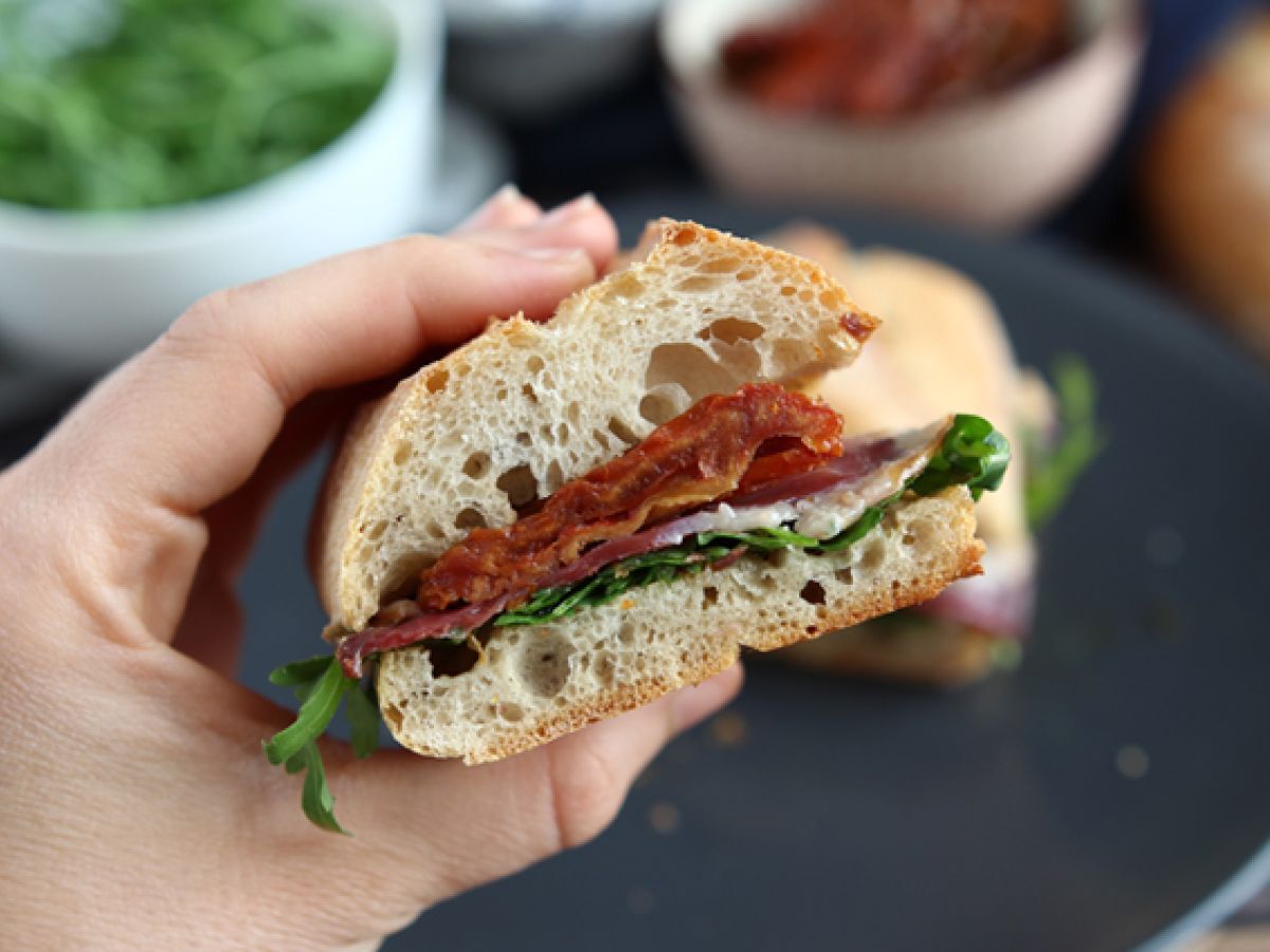 Sandwich med rökt ankbröst, soltorkade tomater, ruccola och balsamvinäger - foto 4