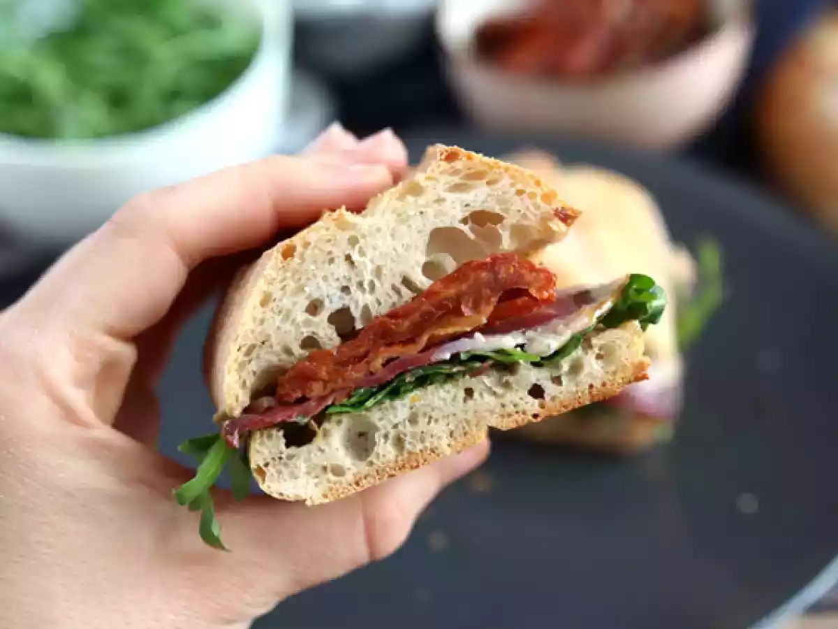 Sandwich med rökt ankbröst, soltorkade tomater, ruccola och balsamvinäger - foto 4