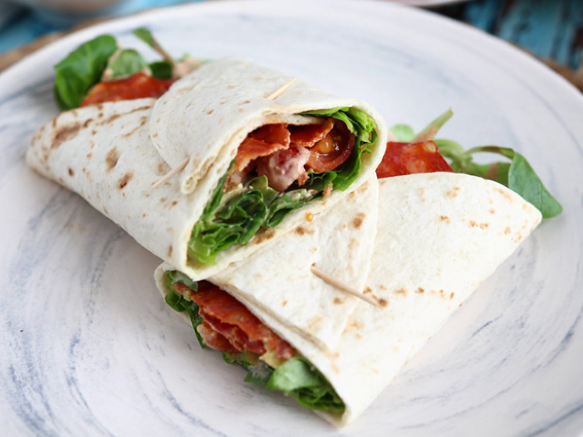 Sandwich wrap med chorizo, avokado och tomat
