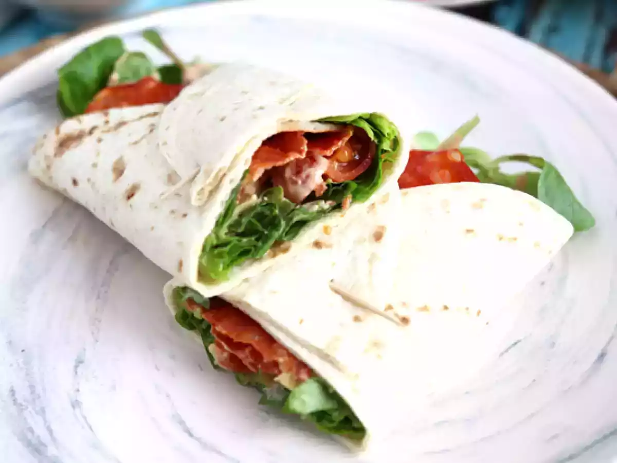 Sandwich wrap med chorizo, avokado och tomat