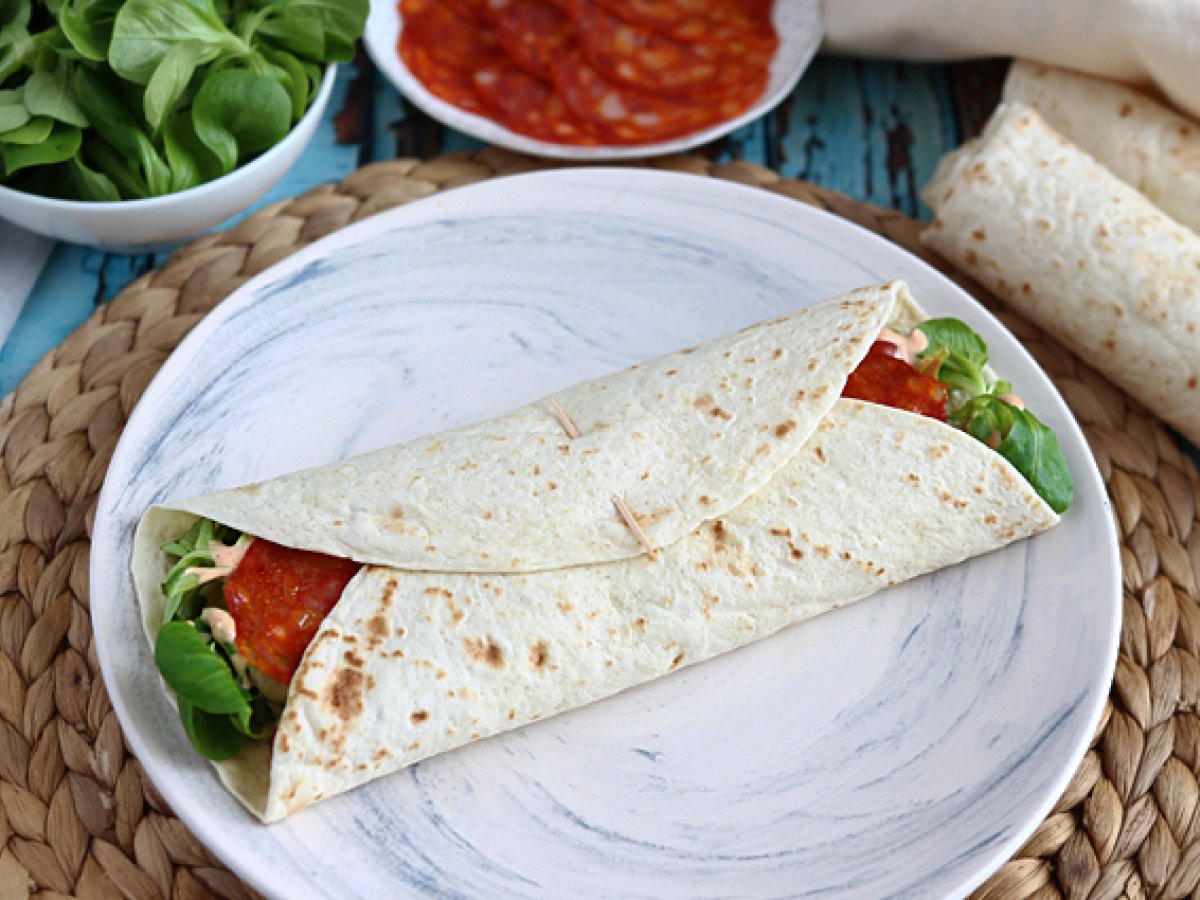 Sandwich wrap med chorizo, avokado och tomat - foto 2