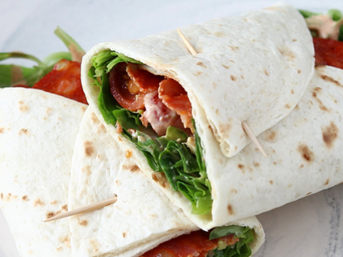 Sandwich wrap med chorizo, avokado och tomat - foto 3