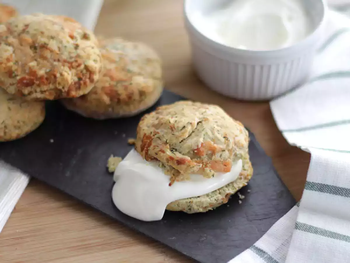 Scones med rökt lax och dill