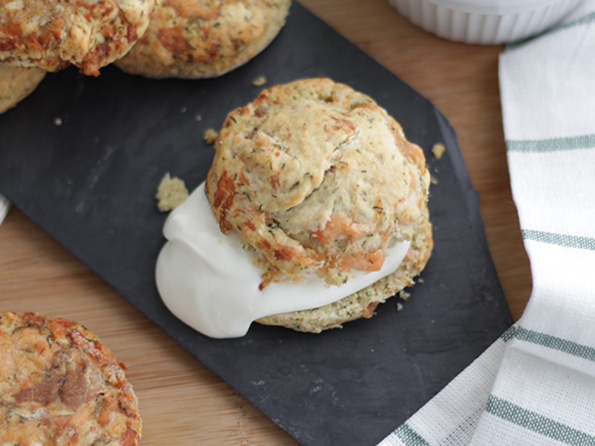Scones med rökt lax och dill - foto 2