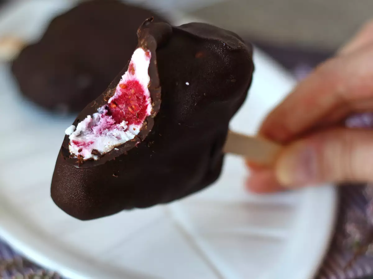Skyrglass med hallon och choklad – ett hälsosamt mellanmål för soliga dagar! - foto 5