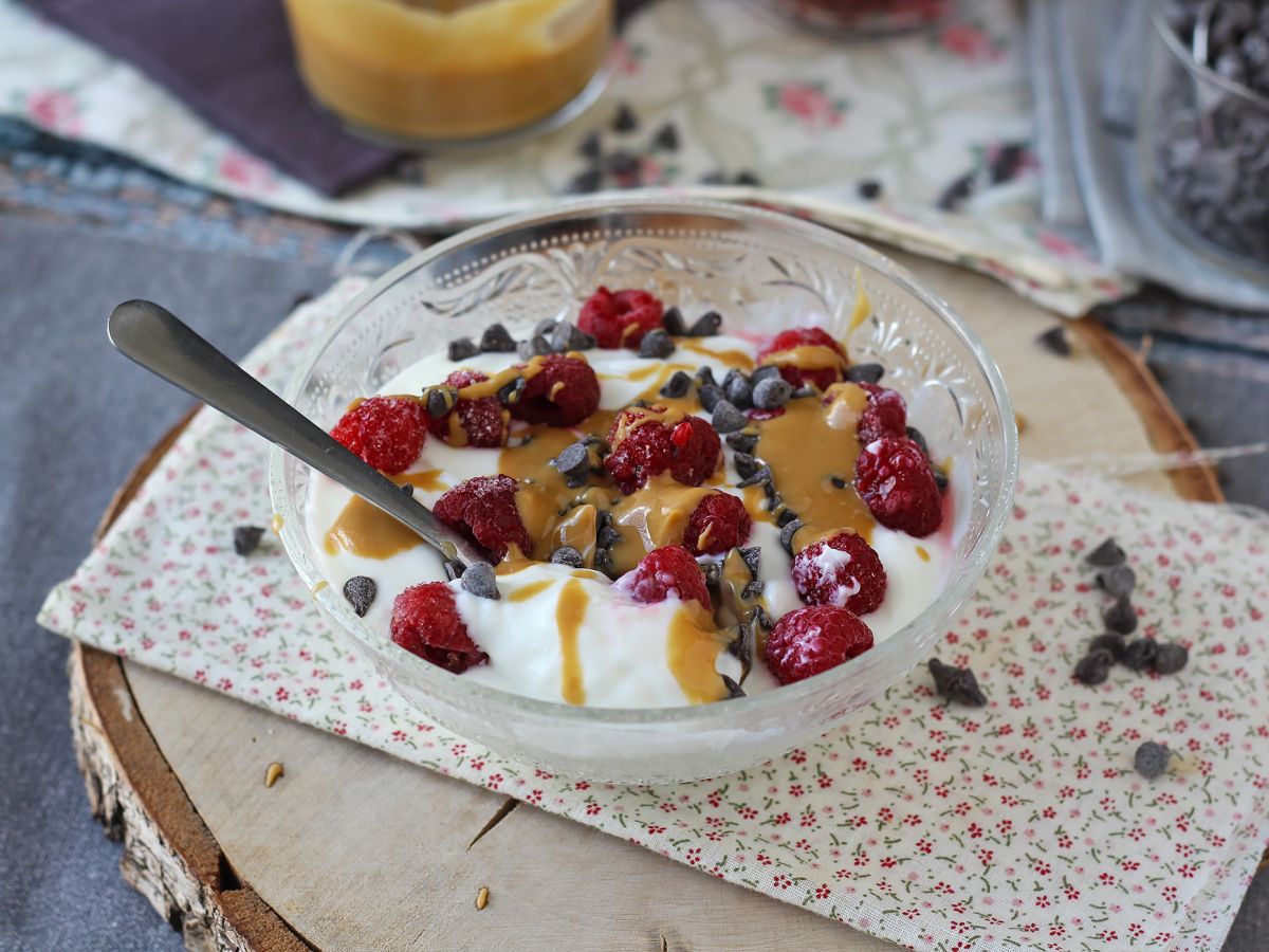 Skyrskål med röd frukt, jordnötssmör och choklad