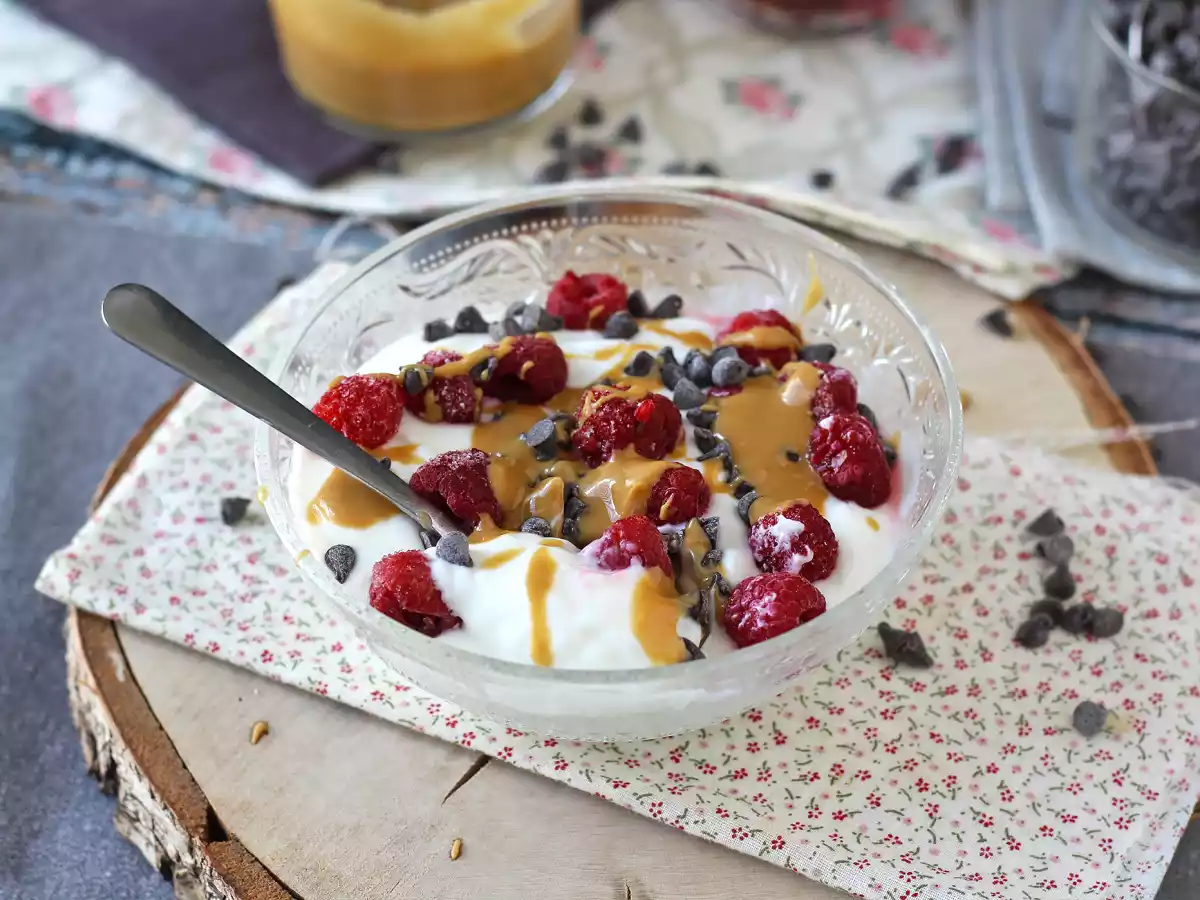 Skyrskål med röd frukt, jordnötssmör och choklad