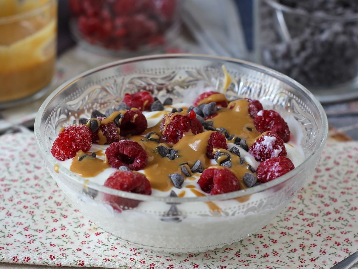 Skyrskål med röd frukt, jordnötssmör och choklad - foto 3
