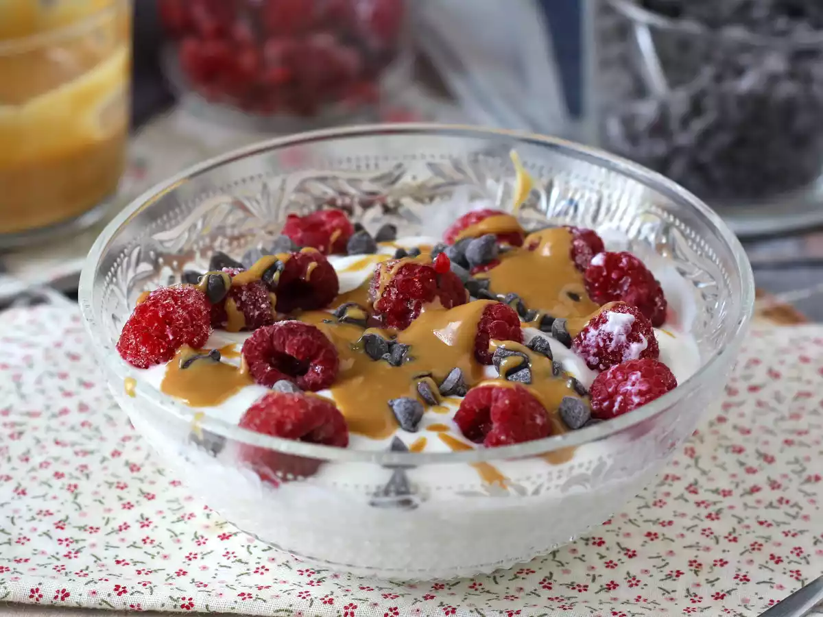 Skyrskål med röd frukt, jordnötssmör och choklad - foto 3