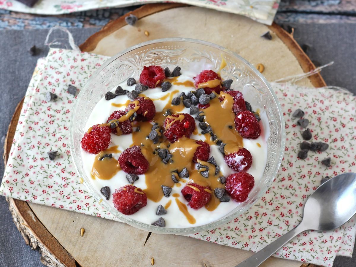 Skyrskål med röd frukt, jordnötssmör och choklad - foto 4