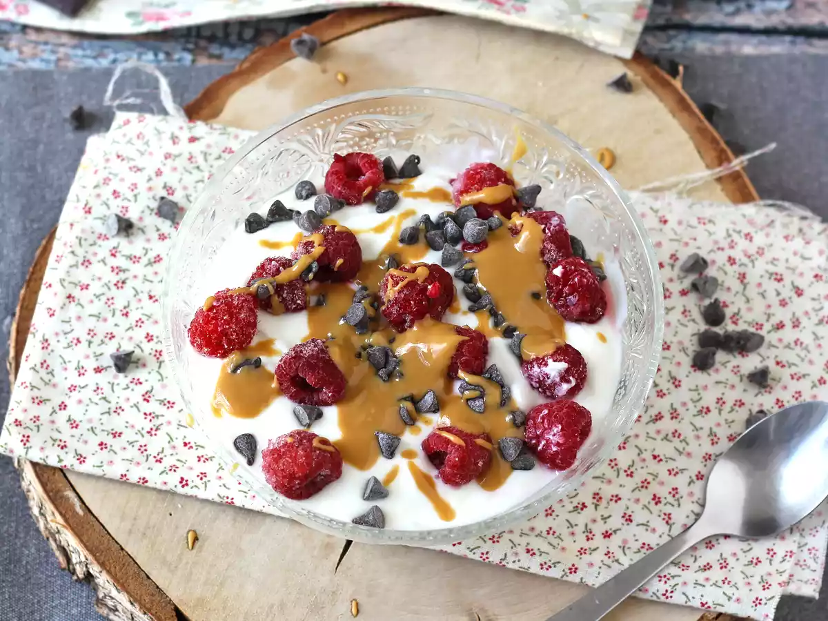 Skyrskål med röd frukt, jordnötssmör och choklad - foto 4