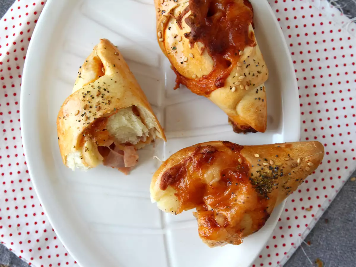 Små pizzabåtar fyllda med tomatsås, skinka och mozzarella - foto 5