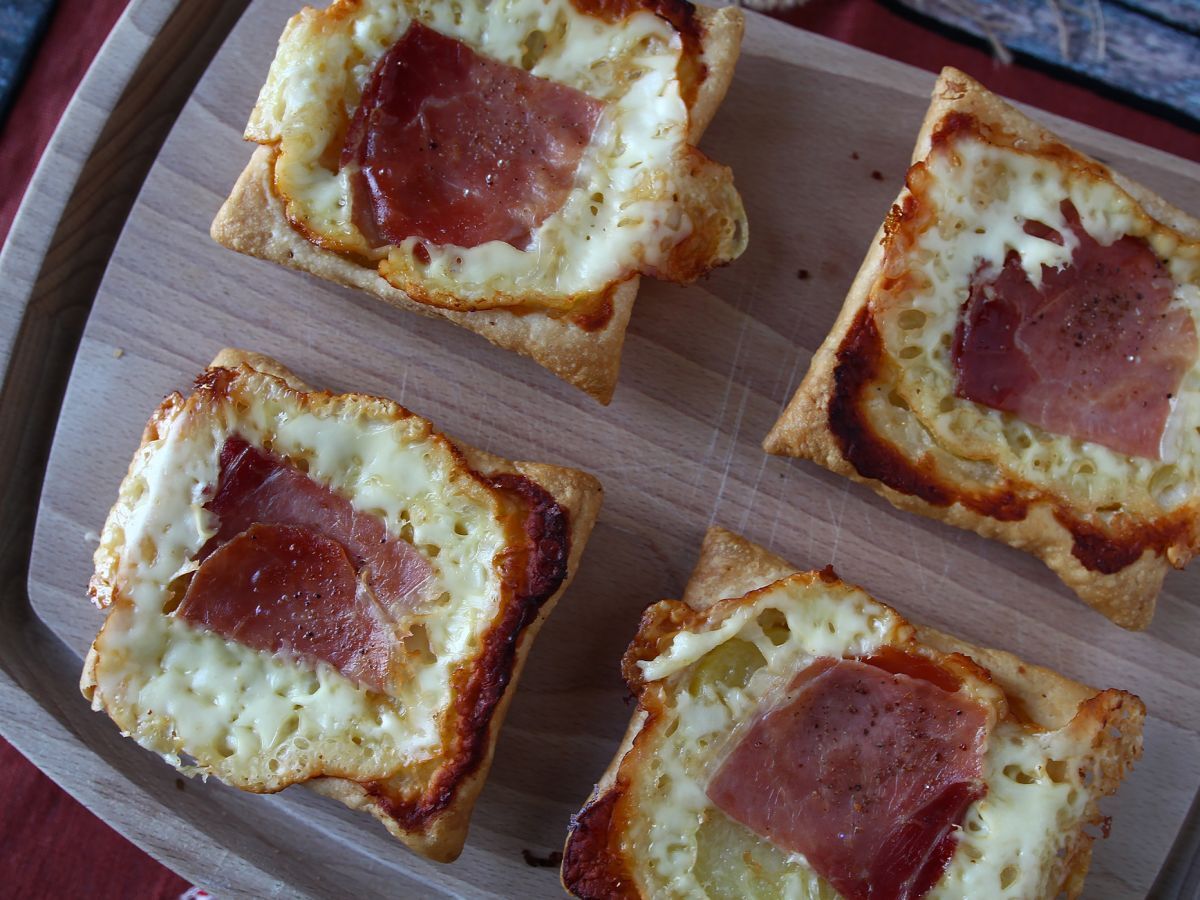 Små raclette-smakande tarteletter tatin i individuella portioner - foto 2
