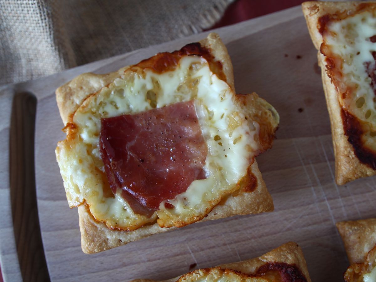 Små raclette-smakande tarteletter tatin i individuella portioner - foto 5