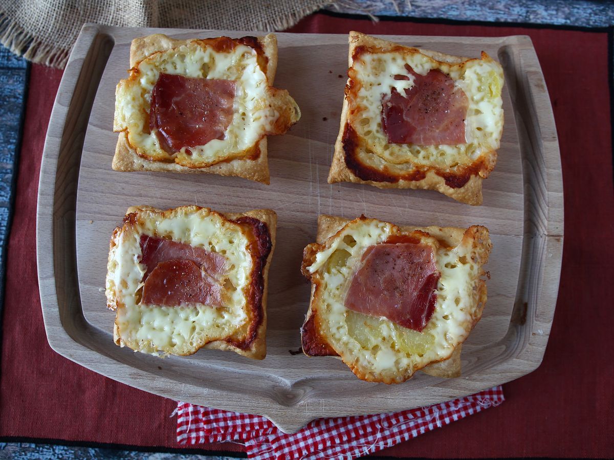 Små raclette-smakande tarteletter tatin i individuella portioner - foto 6