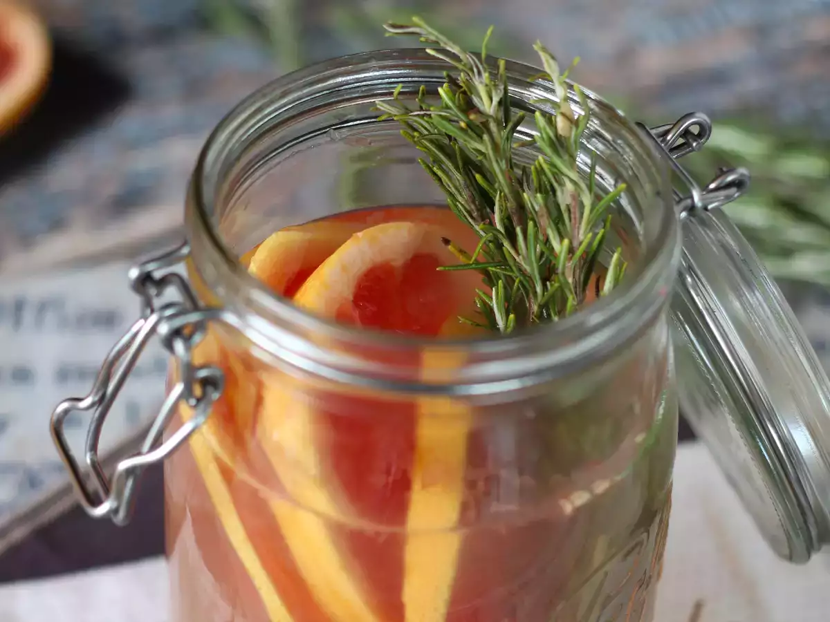 Smaksatt vatten med grapefrukt och rosmarin – en detoxdryck utan tillsatt socker - foto 2