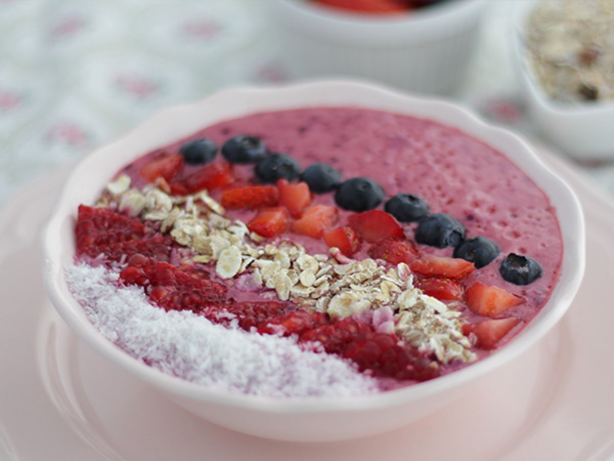 Smoothie Bowl med röd frukt