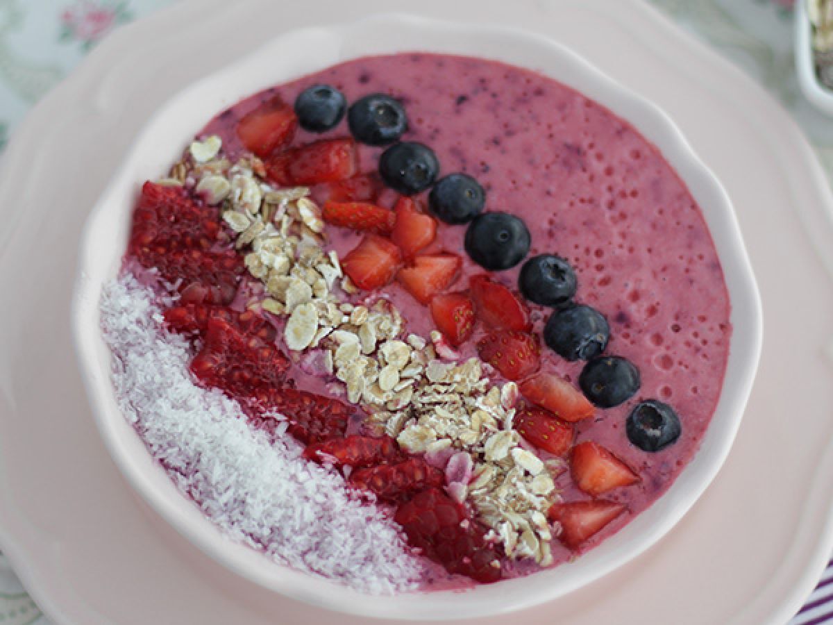 Smoothie Bowl med röd frukt - foto 2
