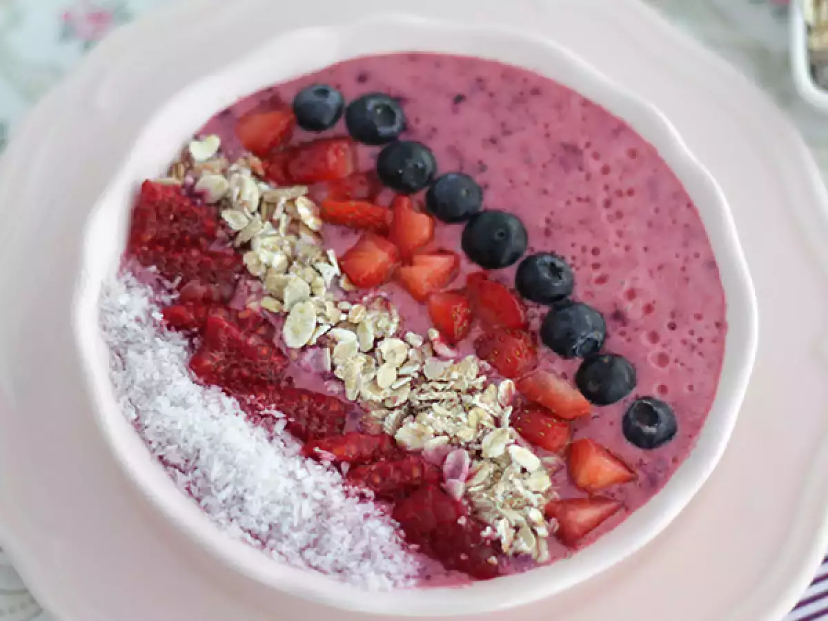 Smoothie Bowl med röd frukt - foto 2