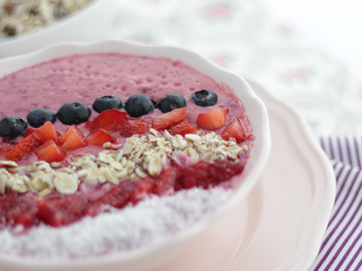 Smoothie Bowl med röd frukt - foto 3