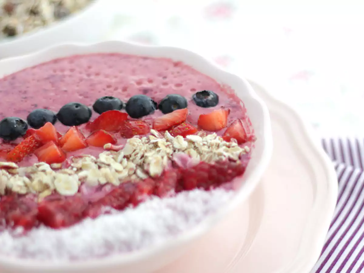 Smoothie Bowl med röd frukt - foto 3