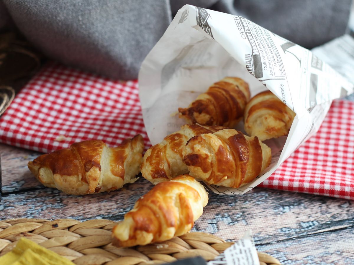 Smördegscroissanter med béchamelsås, skinka och ost - foto 3