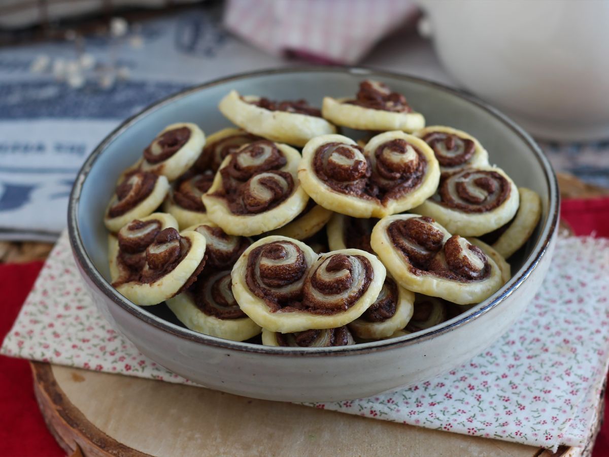 Smördegshjärtan med chokladpålägg för Alla hjärtans dag