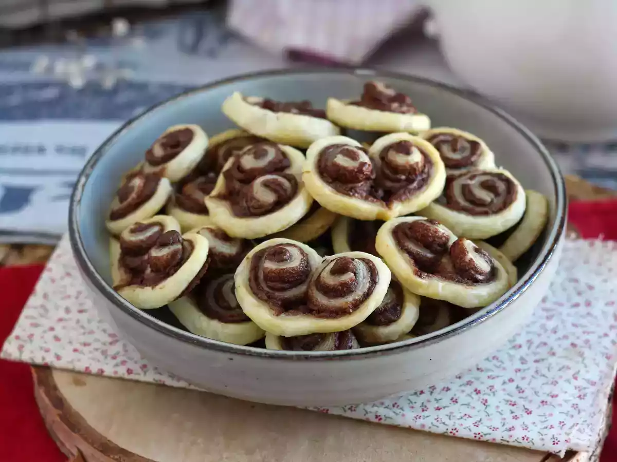 Smördegshjärtan med chokladpålägg för Alla hjärtans dag