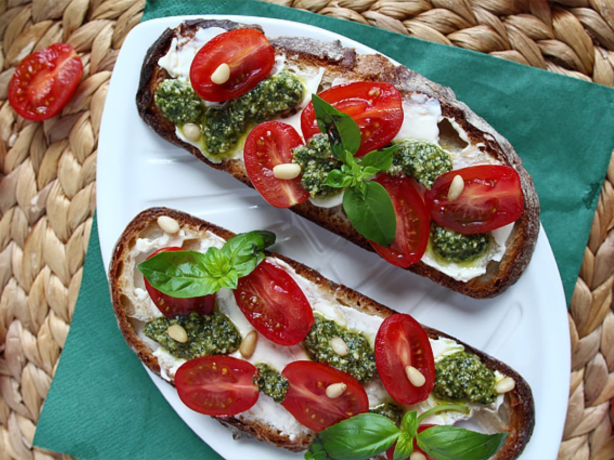 Smörgåsar med färskost, pesto och körsbärstomater - foto 2