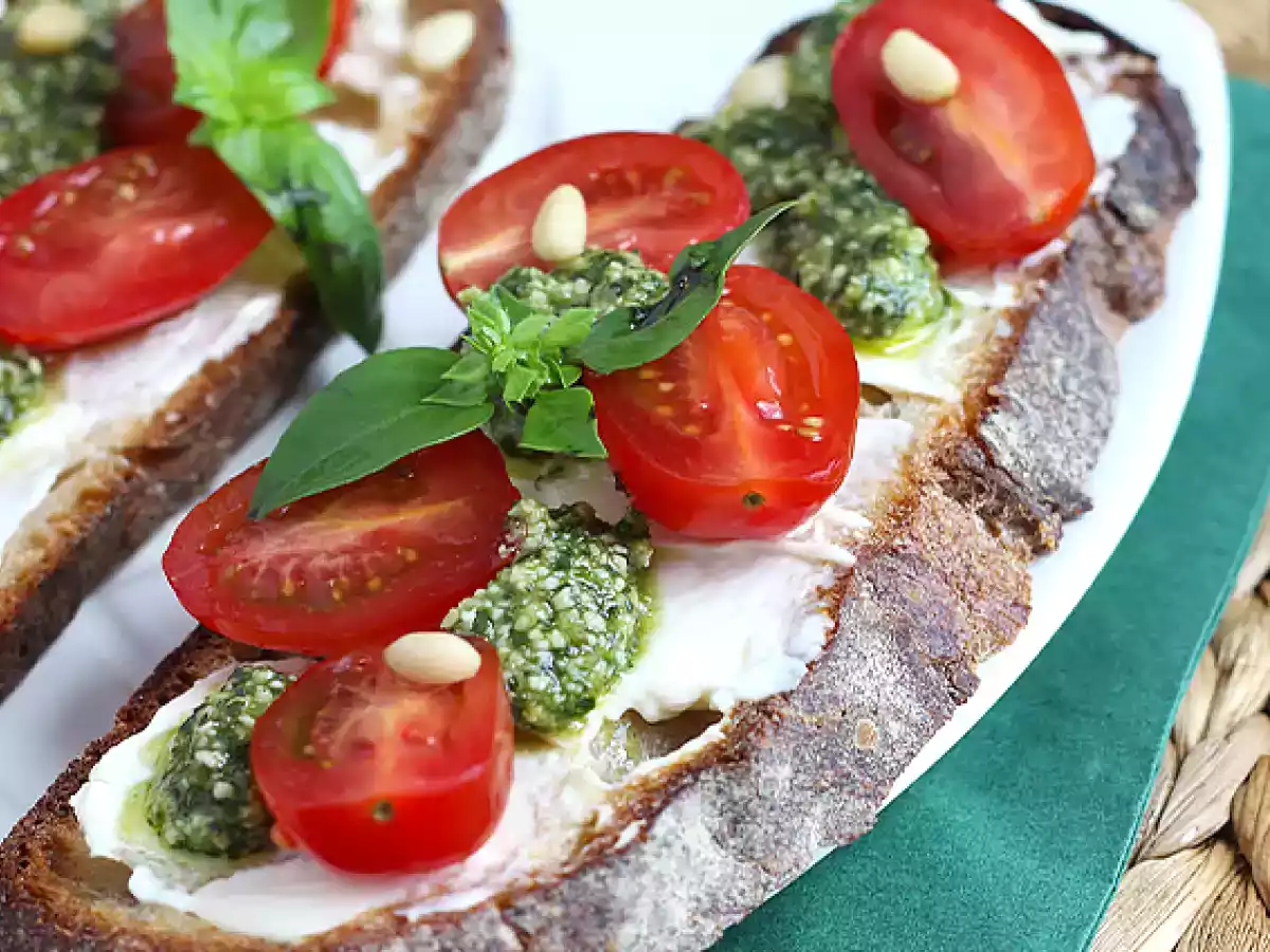 Smörgåsar med färskost, pesto och körsbärstomater - foto 3