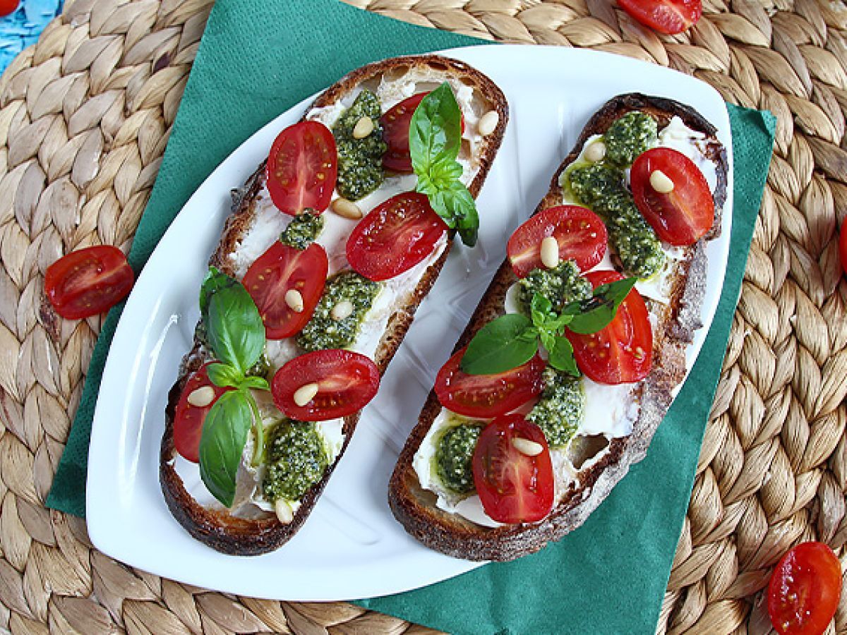 Smörgåsar med färskost, pesto och körsbärstomater - foto 4