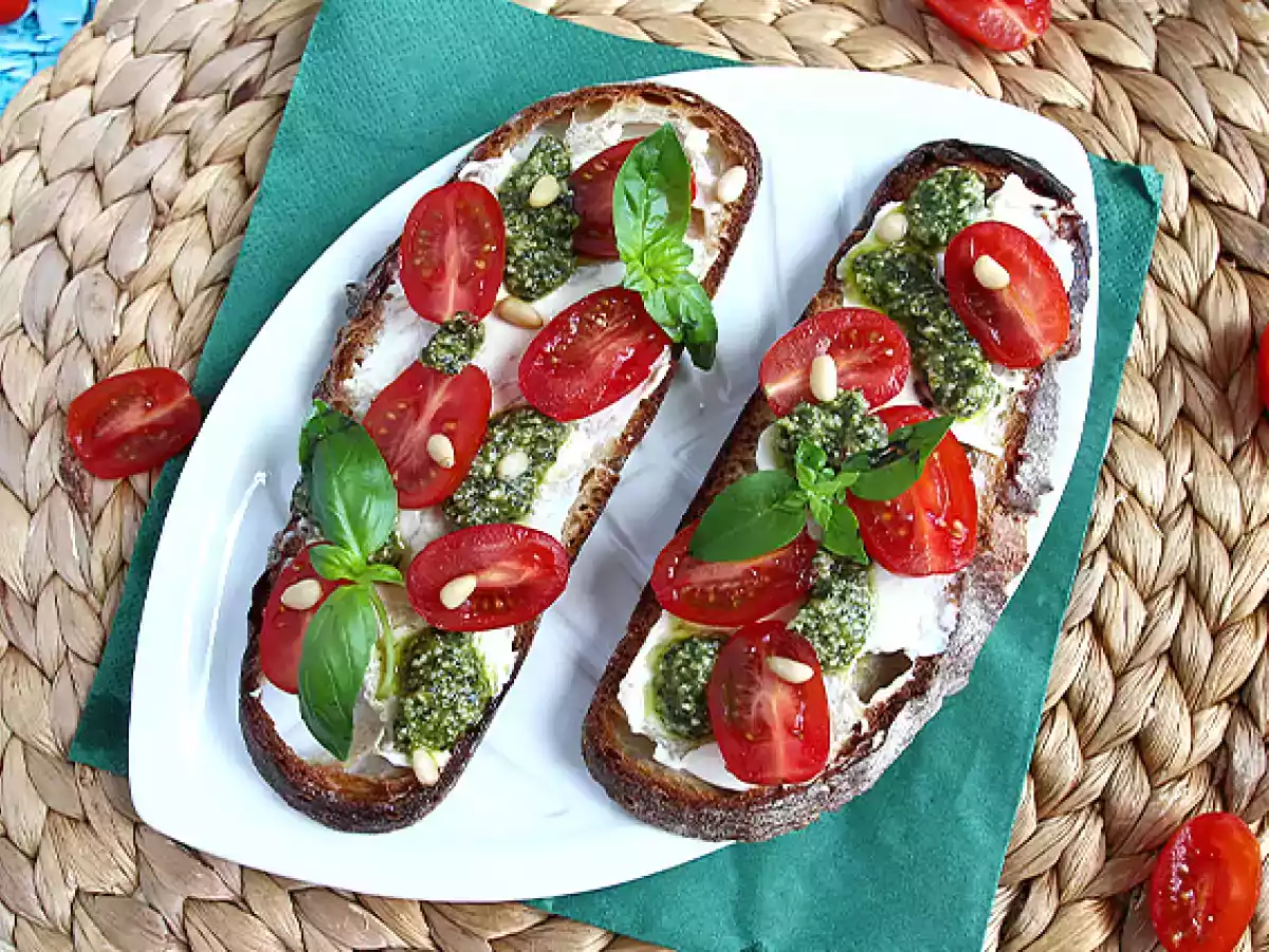 Smörgåsar med färskost, pesto och körsbärstomater - foto 4
