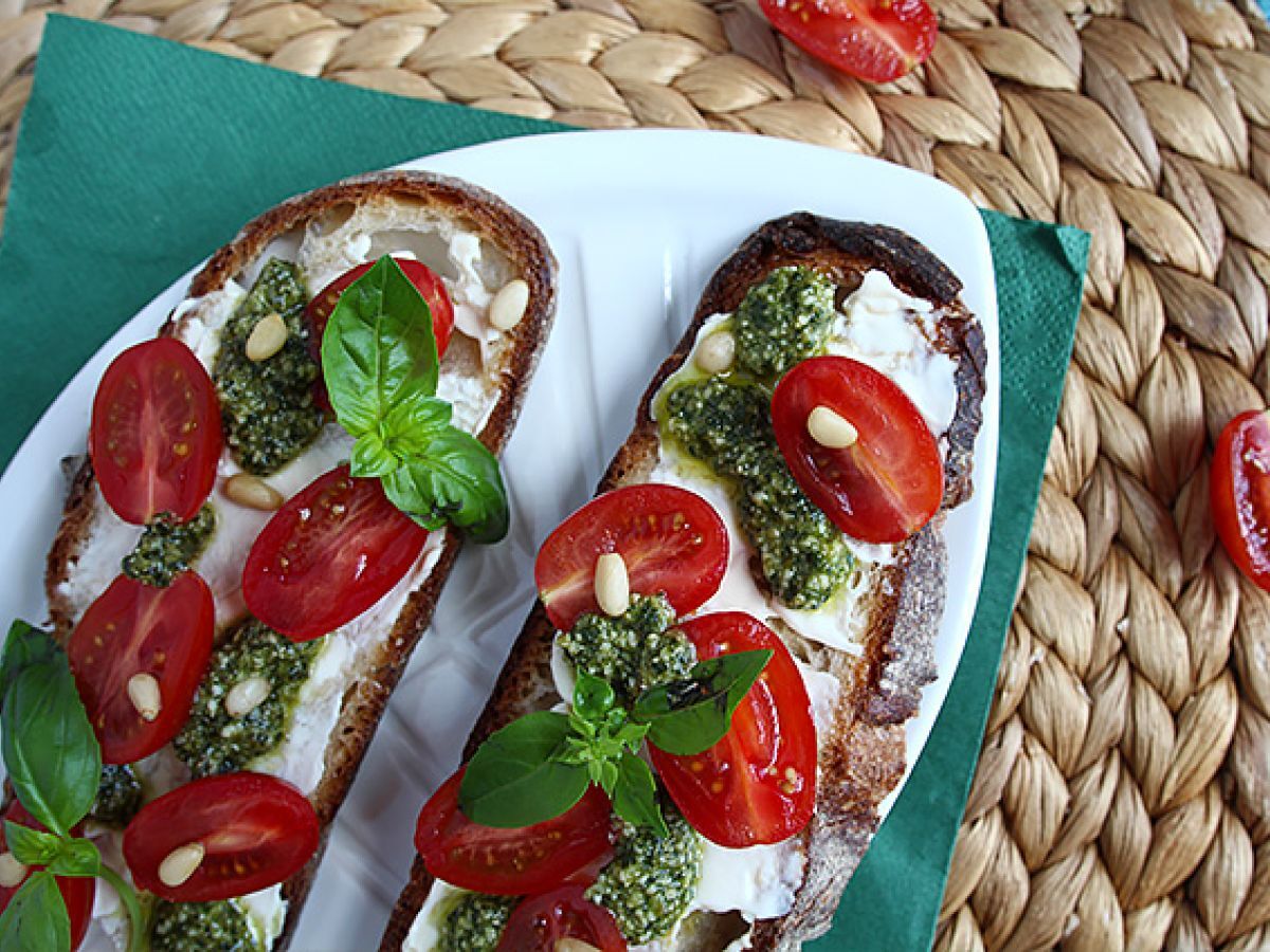 Smörgåsar med färskost, pesto och körsbärstomater - foto 5