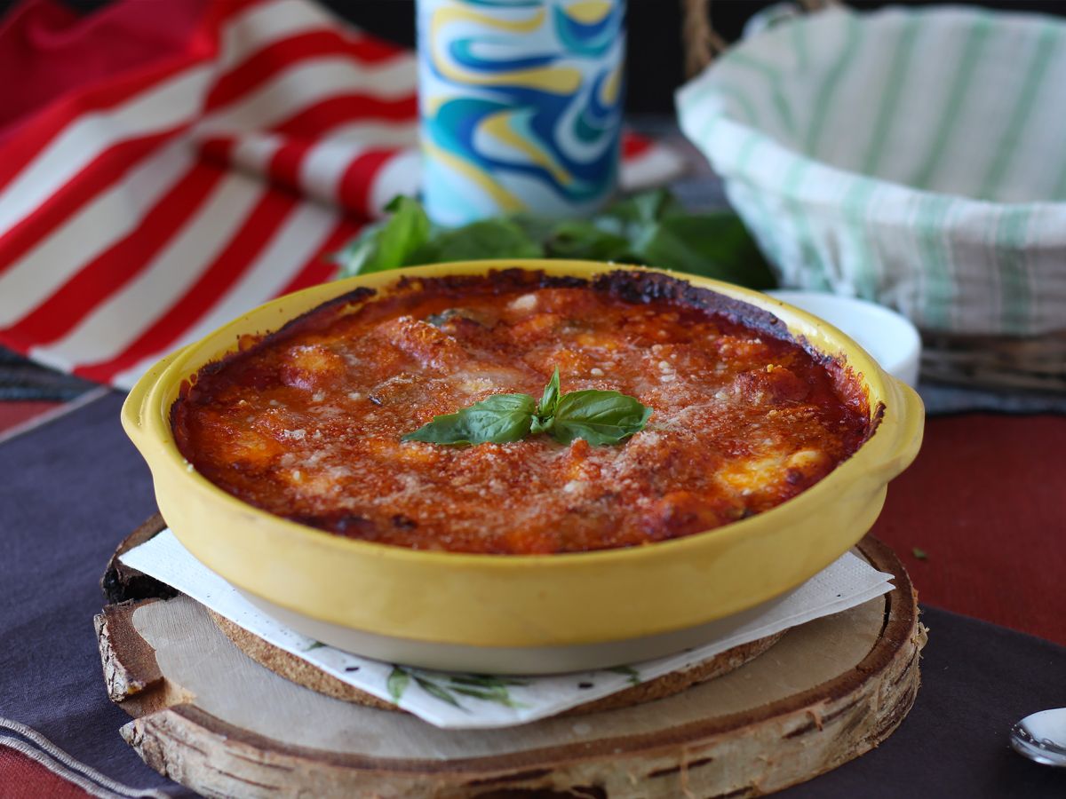Snabb och tröstande gnocchigratäng med tomat och mozzarella - gnocchi alla sorrentina i ugnen