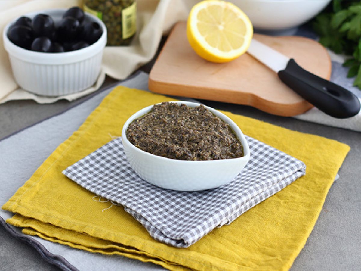Snabb tapenade med svarta oliver