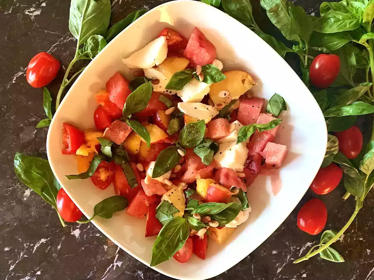 Sommarsallad med vattenmelon, tomat och nektarin