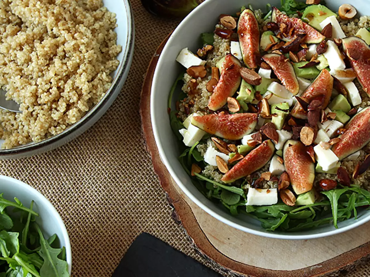 Söt och salt sallad med fikon, ruccola, quinoa, mozzarella och avokado - foto 3