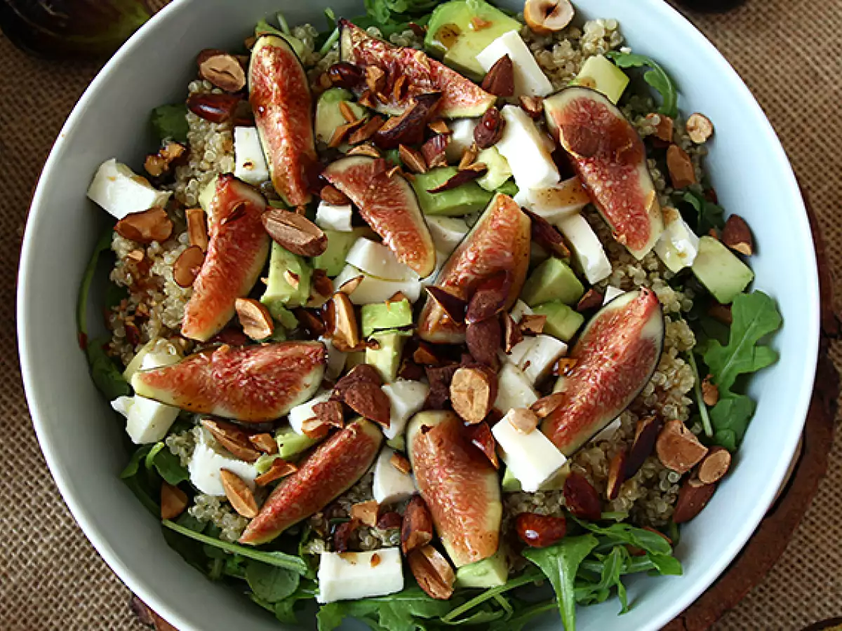 Söt och salt sallad med fikon, ruccola, quinoa, mozzarella och avokado - foto 4