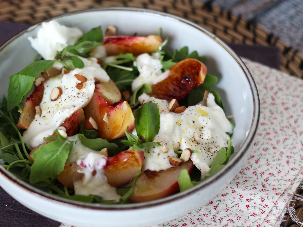 Söt och salt sallad med rostade persikor, ruccola och burrata (söta sommarsmaker)