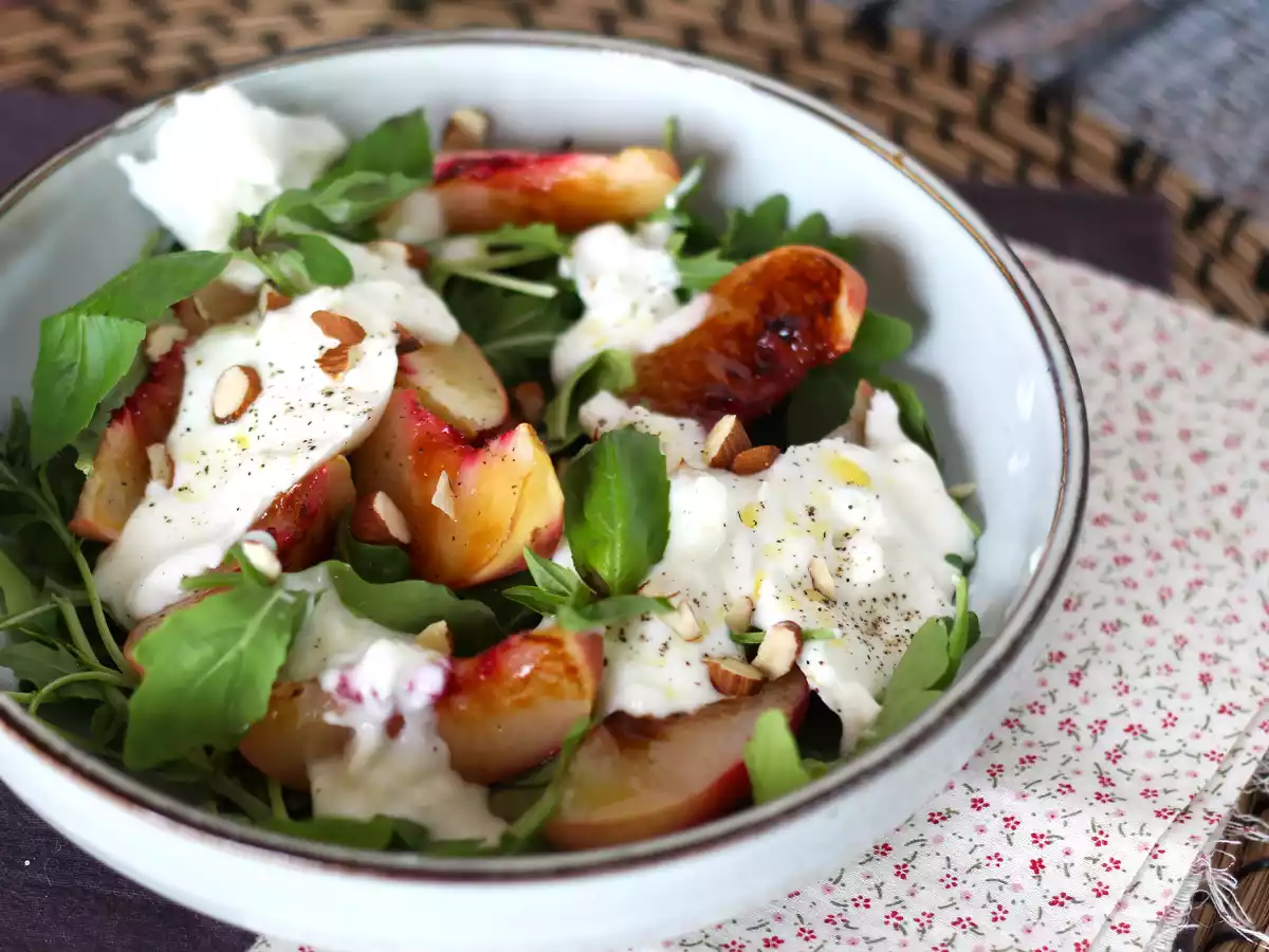 Söt och salt sallad med rostade persikor, ruccola och burrata (söta sommarsmaker)