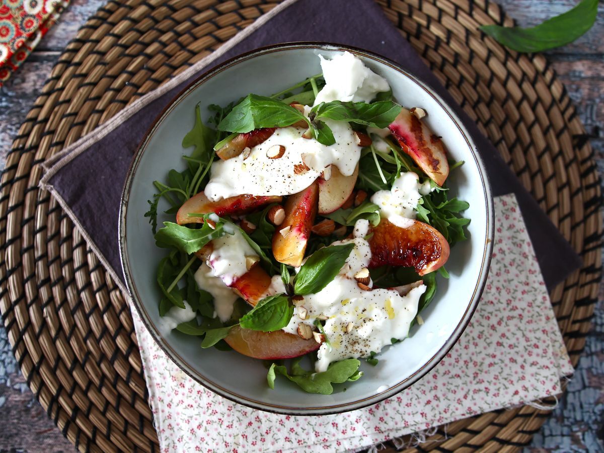 Söt och salt sallad med rostade persikor, ruccola och burrata (söta sommarsmaker) - foto 2