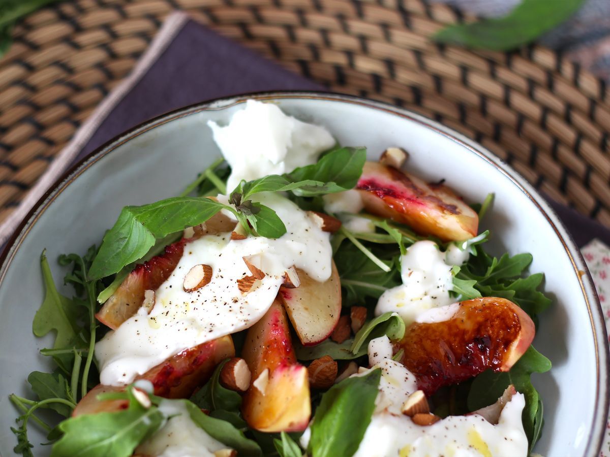 Söt och salt sallad med rostade persikor, ruccola och burrata (söta sommarsmaker) - foto 4