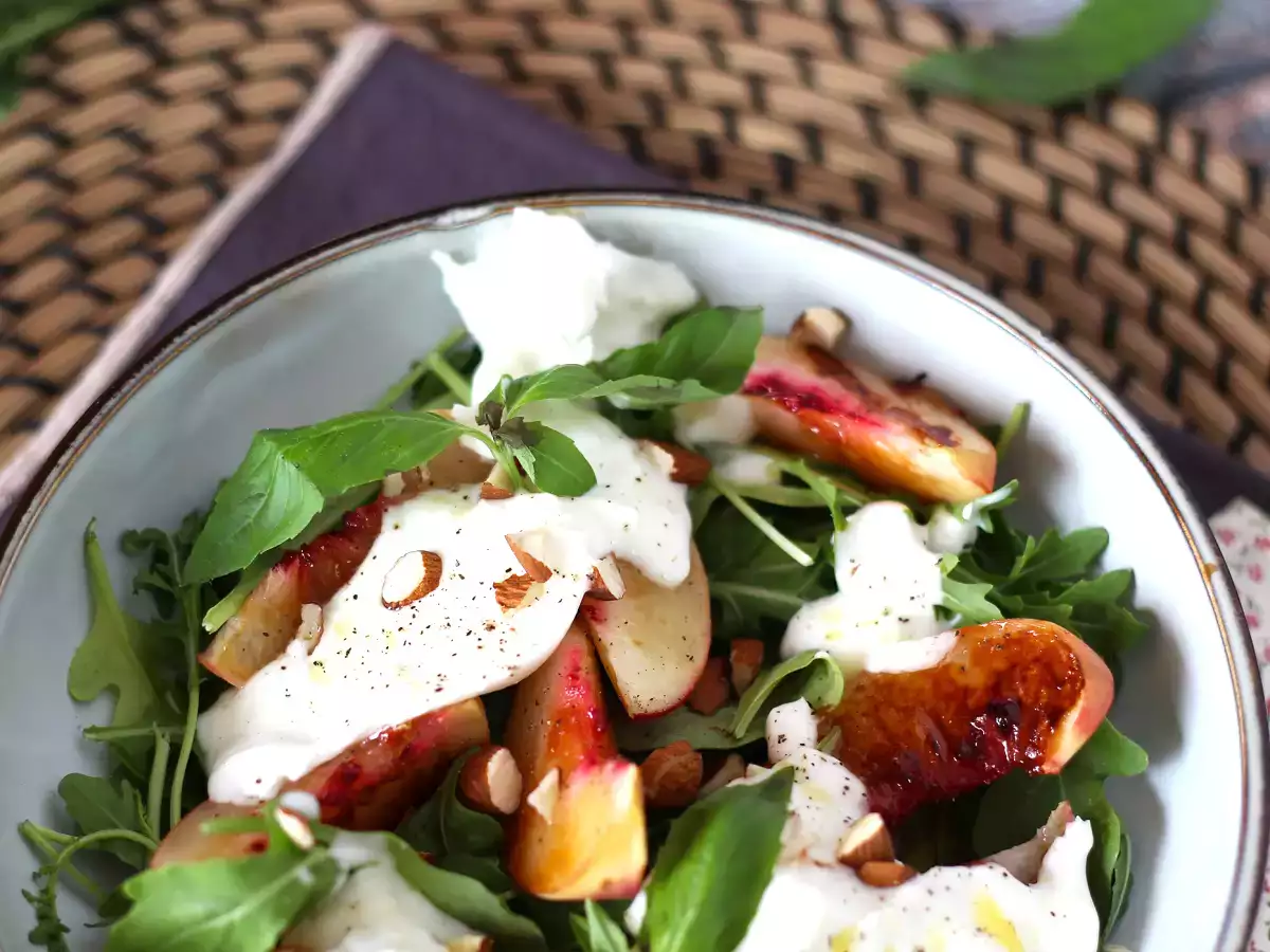 Söt och salt sallad med rostade persikor, ruccola och burrata (söta sommarsmaker) - foto 4