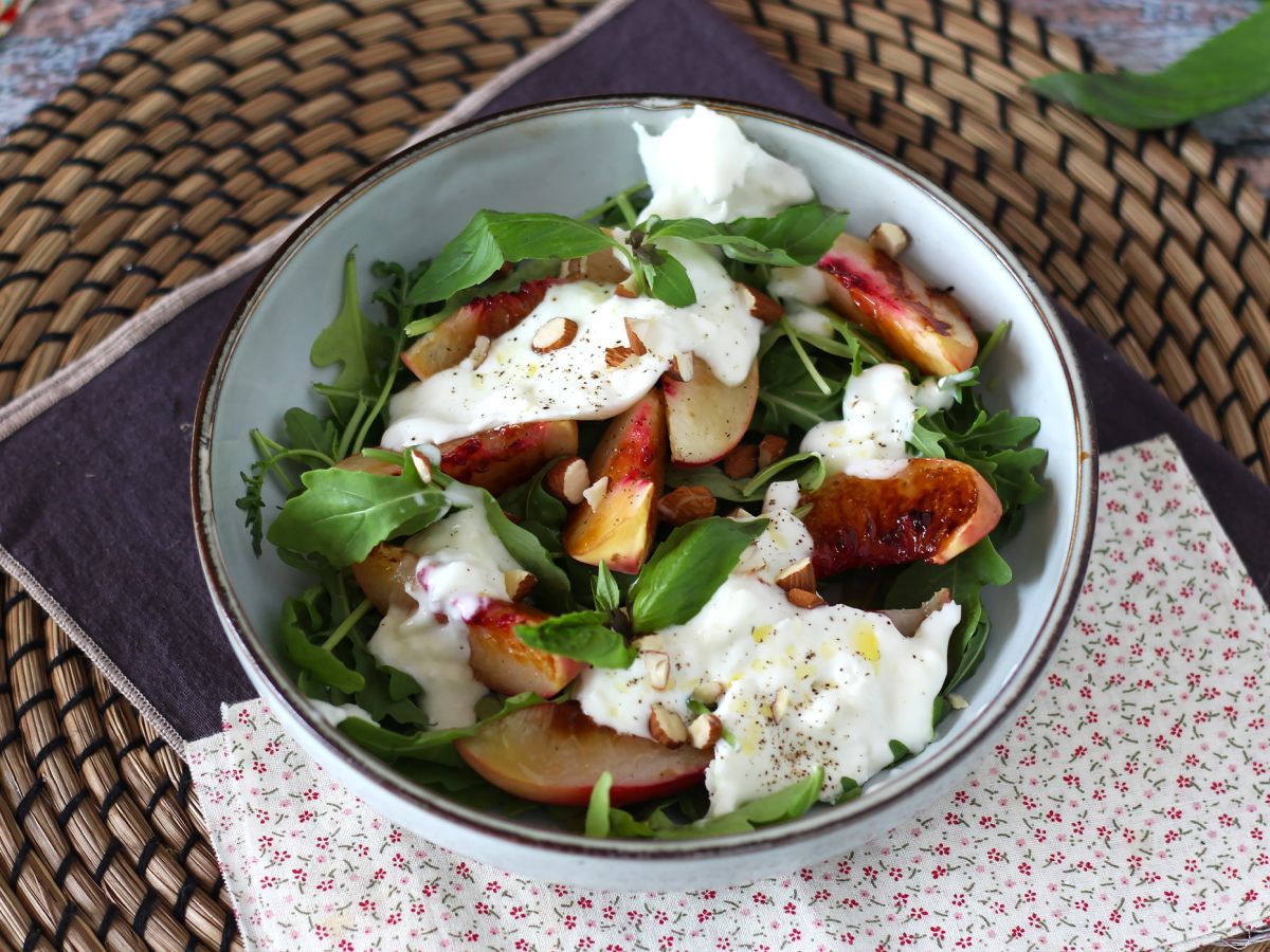 Söt och salt sallad med rostade persikor, ruccola och burrata (söta sommarsmaker) - foto 5