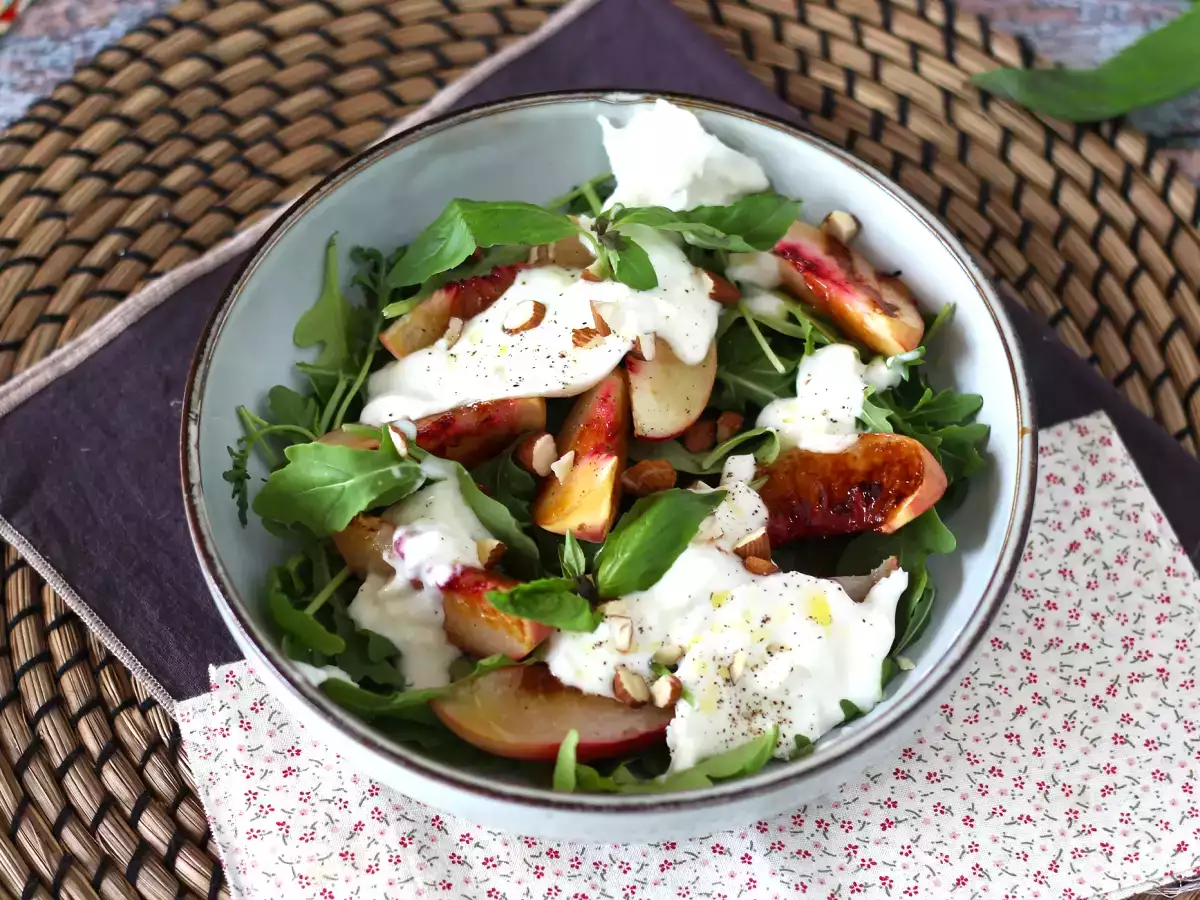 Söt och salt sallad med rostade persikor, ruccola och burrata (söta sommarsmaker) - foto 5